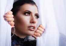 How to Choose Jewelry That Complements Your Makeup How to Choose Jewelry That Complements Your Makeup