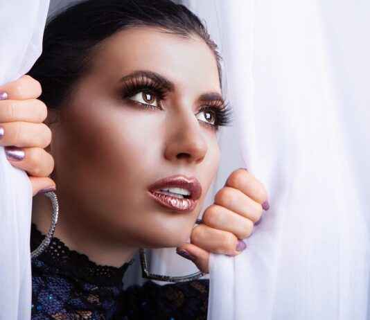 How to Choose Jewelry That Complements Your Makeup How to Choose Jewelry That Complements Your Makeup