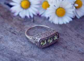 How to Choose Jewelry That Enhances Your Natural Features How to Choose Jewelry That Enhances Your Natural Features