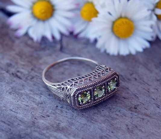 How to Choose Jewelry That Enhances Your Natural Features How to Choose Jewelry That Enhances Your Natural Features