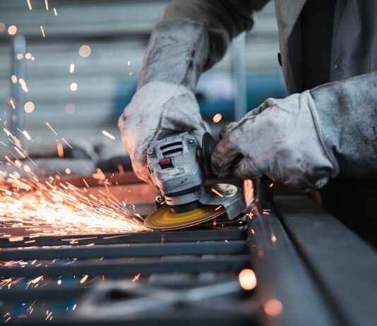 How to Choose the Right Jewelry for Work and Professional Settings How to Choose the Right Jewelry for Work and Professional Settings