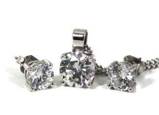 How to Layer Necklaces Like a Pro: A Complete Styling Guide How to Layer Necklaces Like a Pro: A Complete Styling Guide