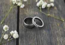 How to Layer Rings Without Overcrowding Your Fingers How to Layer Rings Without Overcrowding Your Fingers