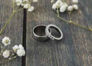 How to Layer Rings Without Overcrowding Your Fingers How to Layer Rings Without Overcrowding Your Fingers