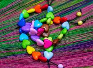 How to Stack Bracelets Without Overdoing It How to Stack Bracelets Without Overdoing It