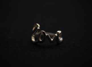 How to Wear Gold and Silver Jewelry Together How to Wear Gold and Silver Jewelry Together