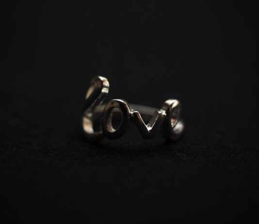 How to Wear Gold and Silver Jewelry Together How to Wear Gold and Silver Jewelry Together