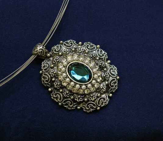 How to Wear Jewelry with Different Necklines How to Wear Jewelry with Different Necklines