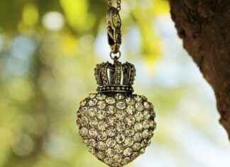 Pendants vs. Lockets: Which One Suits Your Personality? Pendants vs. Lockets: Which One Suits Your Personality?