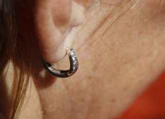 The Best Earrings to Wear for a Job Interview The Best Earrings to Wear for a Job Interview