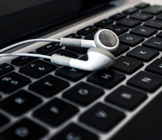 The Best Earrings to Wear for Formal Events The Best Earrings to Wear for Formal Events