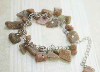 The Rise of Minimalist and Dainty Anklets The Rise of Minimalist and Dainty Anklets