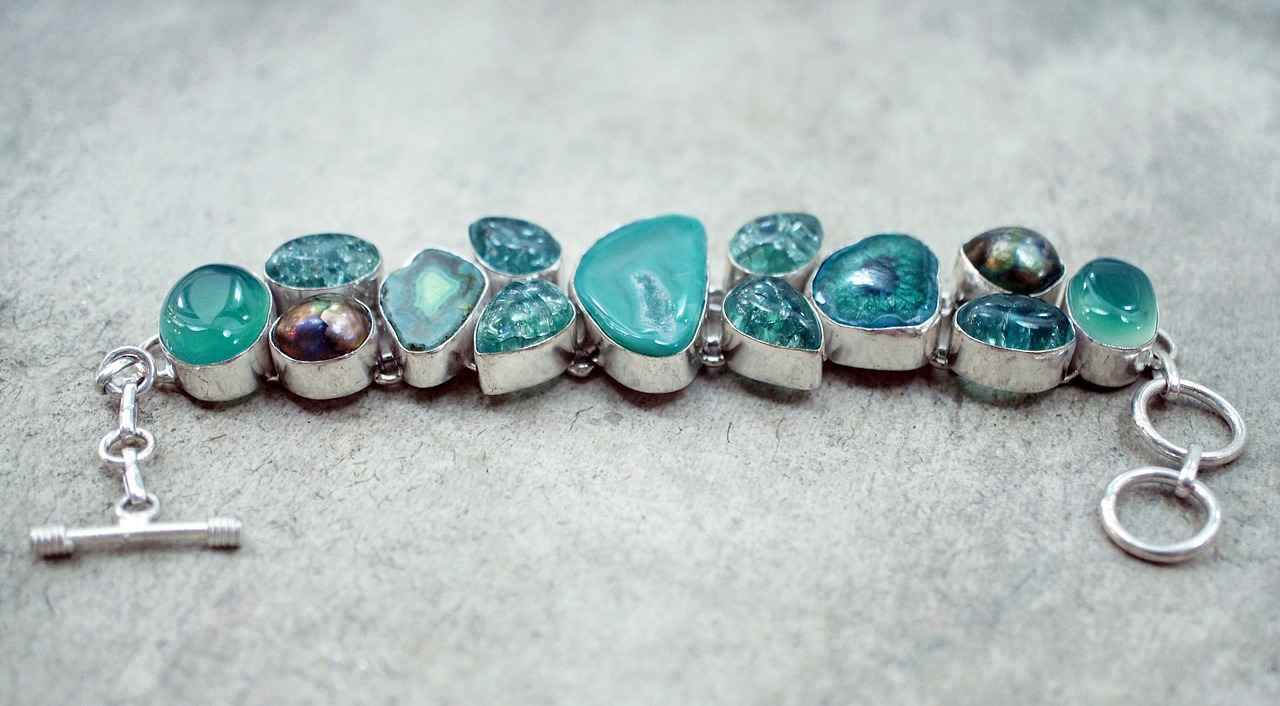 How to Choose the Right Jewelry for Your Body Type