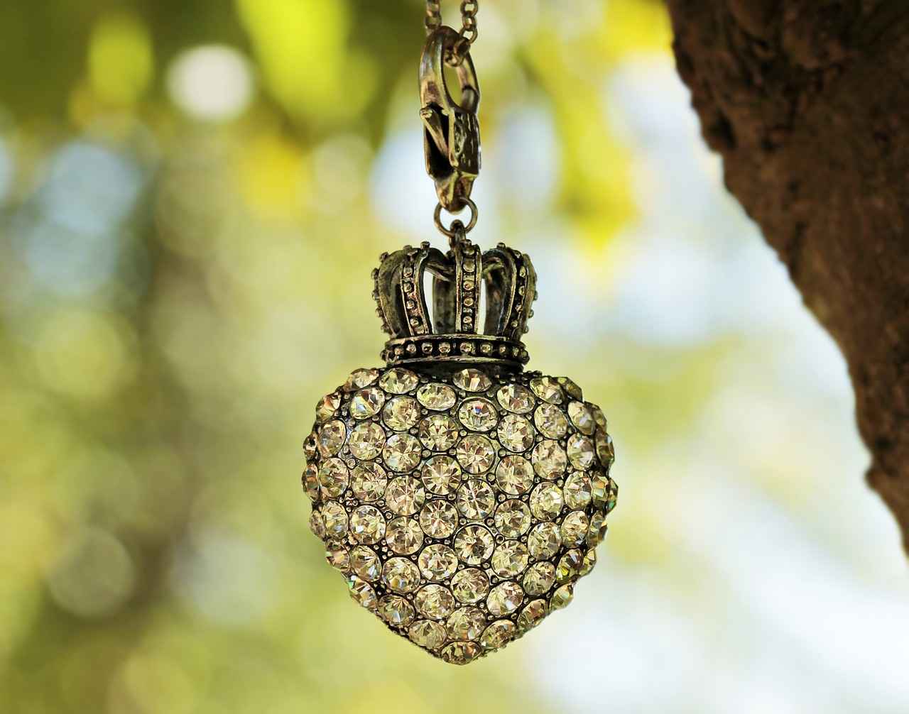 Pendants vs. Lockets: Which One Suits Your Personality?