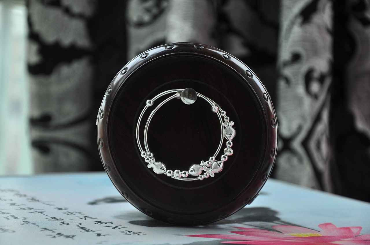 The Difference Between Cuff Bracelets and Bangles