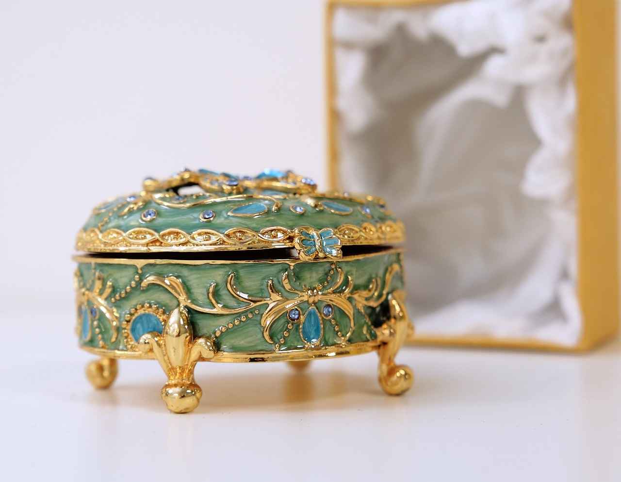 How to Identify Authentic Antique Jewelry